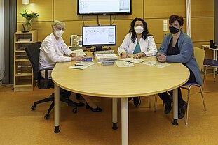 Prof. Evelin Schröck (links) und Prof. Pauline Wimberger im Gespräch mit Patientin Katrin Uhlworm. © Uniklinikum Dresden/Marc Eisele