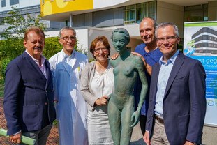 Eine lebensgroße Aphrodite-Skulptur wirbt für Spenden für den Neubau des Nationalen Centrums für Tumorerkrankungen (NCT) Dresden. V.l.n.r. Prof. Michael Albrecht, Medizinischer Vorstand des Universitätsklinikums Dresden, Prof. Reinhard Berner, Direktor der Klinik für Kinder- und Jugendmedizin, Prof. Mechthild Krause, Geschäftsführende Direktorin am NCT Dresden, Thomas Reichstein, Bildhauer, Prof. Hanno Glimm, Geschäftsführender Direktor am NCT Dresden