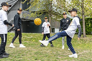 Sebastian Mai und Luca Herrmann von Dynamo Dresden kicken mit Schülern der Sportoberschule Dresden. © Deutsche Krebshilfe/René Jungnickel