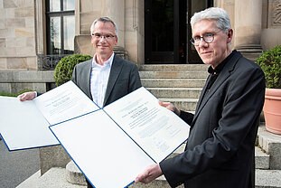 Hanno Glimm (links) und Stefan Fröhling vom Nationalen Centrum für Tumorerkrankungen (NCT) in Dresden und Heidelberg erhalten den Paul-Martini-Preis 2022 für herausragende Leistungen in der klinisch-therapeutischen Arzneimittelforschung.