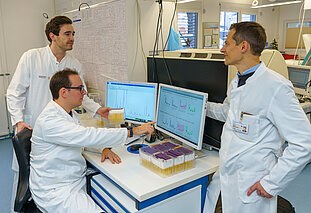 Forschende werten Daten der NMR-Analyse aus. © Uniklinikum Dresden/Marc Eisele