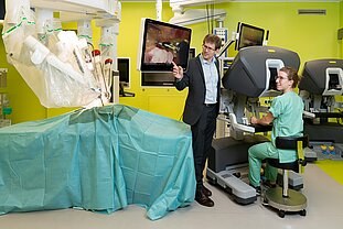 Eingeblendete Hilfestellungen zu anatomischen Strukturen sollen Chirurginnen und Chirurgen künftig bei Operationen unterstützen. V.l.n.r.: Dr. Sebastian Bodenstedt, Dr. Fiona Kolbinger © Uniklinikum Dresden/Kirsten Lassig