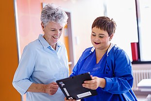 Patientin und Pflegekraft im Gespräch. © NCT/UCC/André Wirsig