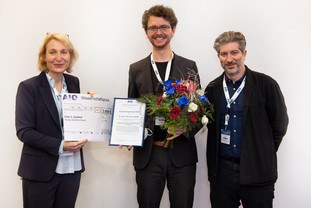 v.l.n.r. Prof. Reinacher-Schick (AIO-Vorsitzende), Dr. Felix Carl Saalfeld, Dr. Gökkurt (stellv. AIO-Vorsitzender) © Thomas Ecke