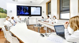 Im Tumorboard erörtern Expertinnen und Experten unterschiedlicher Disziplinen die individuell beste Therapie für jede Patientin und jeden Patienten. © Uniklinikum Dresden/Thomas Albrecht