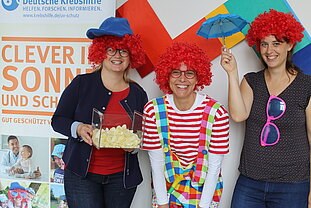 Claudia Möbius (Uniklinikum Dresden), Clown Zitzewitz und Carolin Langer (Unfallkasse Sachsen) bei der Verlosung. (c) NCT/UCC 2022