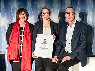 v.l.n.r. Verena Blix, Patientenvertreterin der Deutschen Sarkom-Stiftung; Dr. Anne Weidlich; Prof. Dr. med. Florian Haller, Leiter der Diagnostischen Molekularpathologie am Uniklinikum Erlangen und Mitglied des Kuratoriums der Deutschen Sarkom-Stiftung © Uli Deck/ARTIS