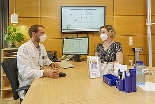 Humangenetisches Beratungsgespräch durch Dr. Arne Jahn am Institut für Klinische Genetik der Hochschulmedizin Carl Gustav Carus Dresden. © Uniklinikum Dresden/Marc Eisele