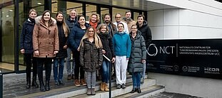 Gruppenbild zum Dresdner Kick-off-Meeting: Teams des federführenden Universitätsklinikum Heidelberg trafen sich am Freitag (2. Dezember 2022) mit den Projektbeteiligten des Universitätsklinikums Carl Gustav Carus. Foto: Uniklinikum Dresden / Kirsten Lassig