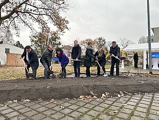 Spatenstich für den Dresdner DKFZ-Neubau, v.l.n.r.: Frank Ohi (Kaufmännischer Vorstand Universitätsklinikum Dresden), Michael Albrecht (Medizinischer Vorstand Universitätsklinikum Dresden), Stefanie Speidel (Gründungsdirektorin DKFZ Standort Dresden), Michael Kretschmer (Ministerpräsident des Freistaates Sachsen), Ursula Weyrich (Kaufmännischer Vorstand DKFZ), Esther Troost (Dekanin der Medizinischen Fakultät der TU Dresden), Michael Baumann (Vorstandsvorsitzender DKFZ) (c) Uniklinikum Dresden/Marc Eisele