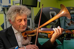 Henry Schneider musiziert im Experimental-OP auf der Trompetengeige. © Uniklinikum Dresden/Kirsten Lassig