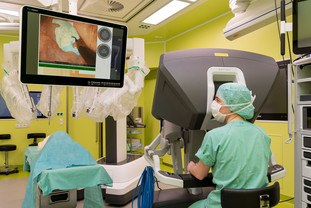 On the screen the surgeon sees relevant information about the target and risk structures, which are displayed by an intelligent assistance system. © Uniklinikum Dresden/Kirsten Lassig