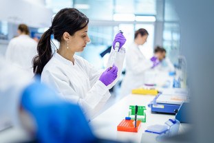 In the laboratory, scientists investigate the efficacy of various substances on 3D cell cultures. © NCT/UCC/André Wirsig