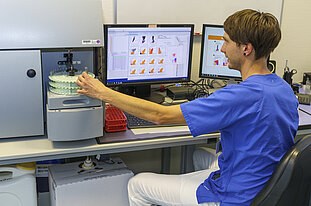 Analysis of a bone marrow sample using the flow cytometer. © University Hospital Dresden/Marc Eisele