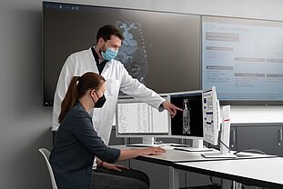 A physician and a bioinformatician evaluate the results of the molecular analysis of a patient with CUP. © Uniklinikum Dresden/Kirsten Lassig 