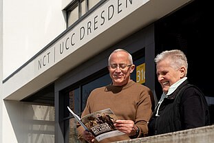 [Translate to Englisch:] Mitglieder des NCT/UCC-Patientenbeirats mit der Broschüre „Aktiv leben mit Krebs“. © Uniklinikum Dresden/Kirsten Lassig 